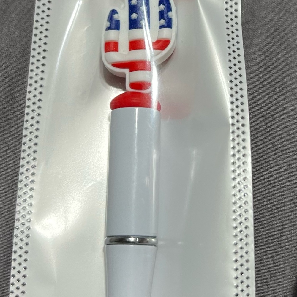 Handcrafted Fourth of July white pen 
Handmade pen
Comes with ink refill